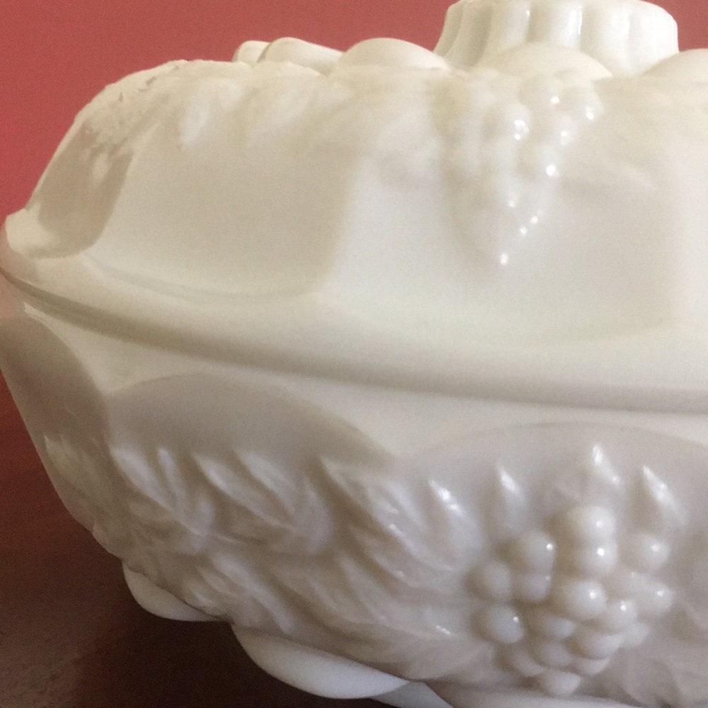 Vintage Westmoreland Grape Milk Glass Large Candy Dish With Lid Signed - Picture 6 of 16